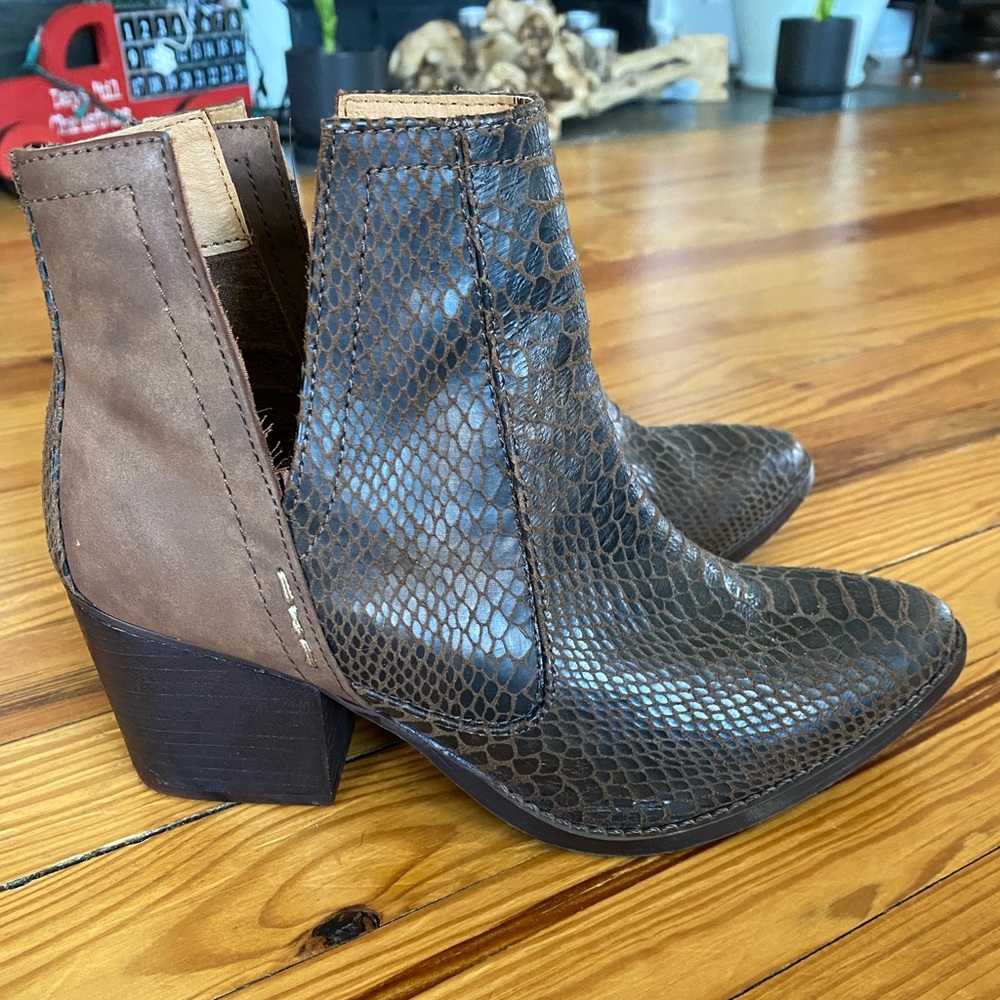 Size 7.5 brown faux leather snakeskin booties